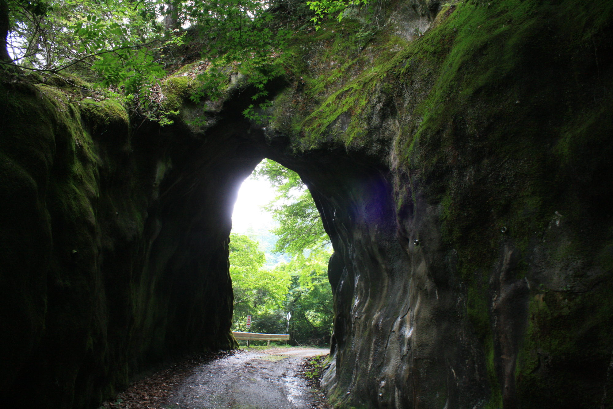 岩のトンネル