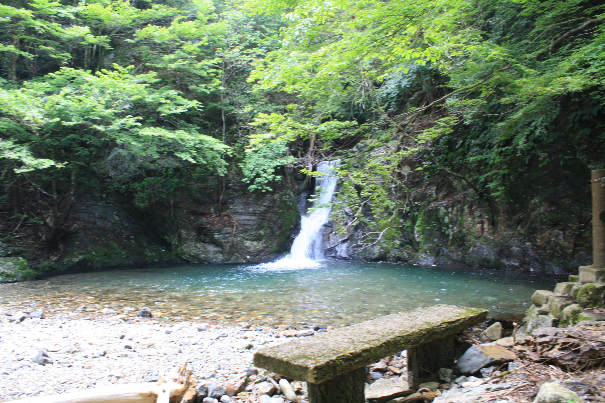 紅葉滝とベンチ