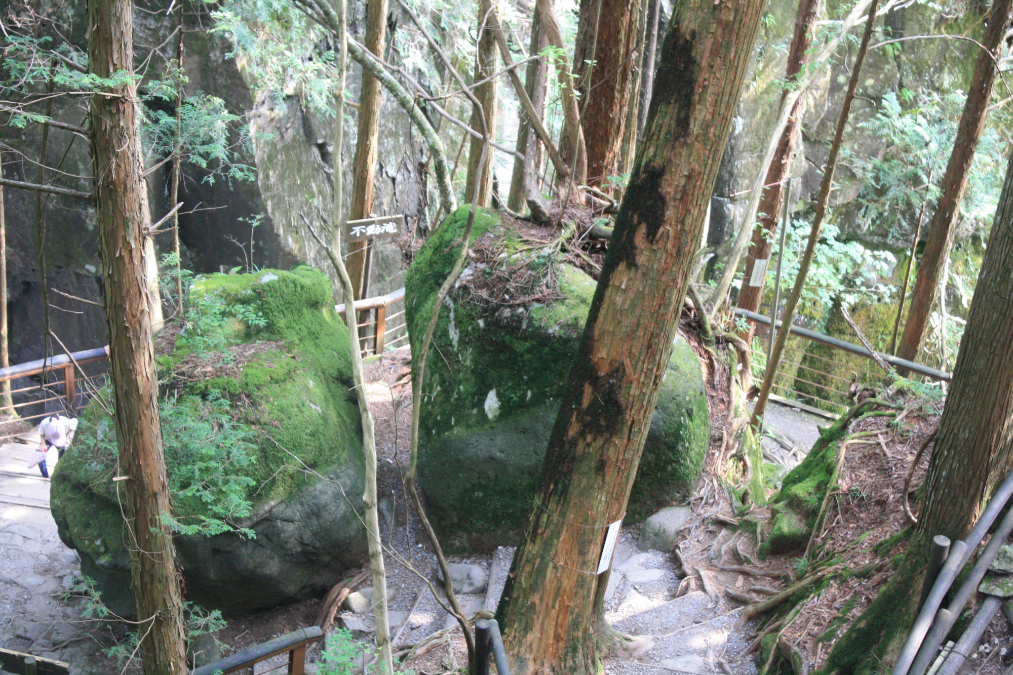 不動滝の大きな岩